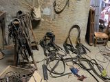 une pièce où il y a tout un tas d'outils par terre