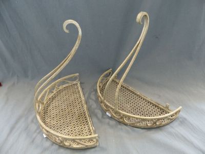 paire de paniers vintage en osier en forme de cygne, munis de poignées