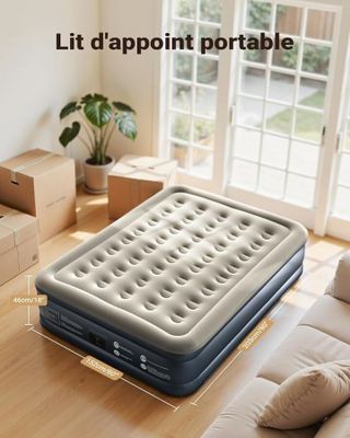un gros plan sur un matelas dans un salon où se trouve un canapé