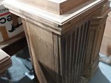 une table en bois placée au milieu d'une pièce
