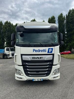 la photo d'un camion blanc garé sur un parking