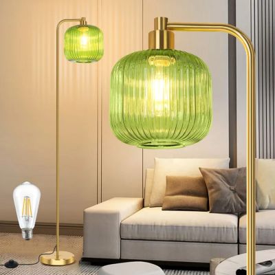 un salon avec un canapé et une lampe de table
