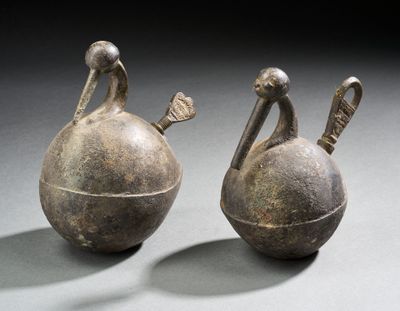 deux vases posés l'un à côté de l'autre sur une table
