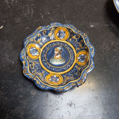 PLAT en faïence italienne à décor d'un homme casqué dans le …
