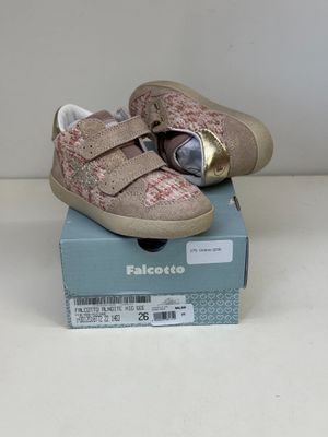 une boîte sur laquelle est posée une paire de chaussures de bébé