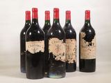 quatre bouteilles de vin sont alignées sur une table