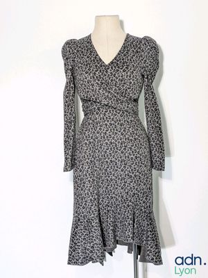une photo d'une robe posée sur un mannequin, sur fond blanc