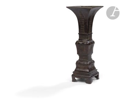 un grand vase en bois posé sur un socle, sur fond blanc