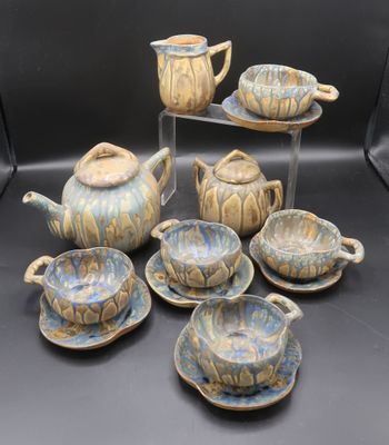 de nombreux types de théières et de soucoupes sur la table