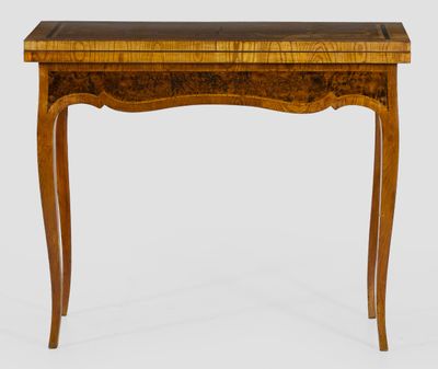 une table en bois avec un tiroir en dessous, posée sur un plan de travail blanc