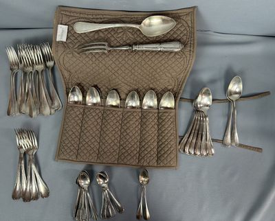 Il y a beaucoup de cuillères et de fourchettes dans ce coffret