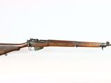un fusil avec un canon en bois sur fond blanc