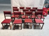 de nombreuses chaises rouges alignées en rangée