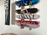 Il y a beaucoup de skateboards accrochés au mur dans cette pièce