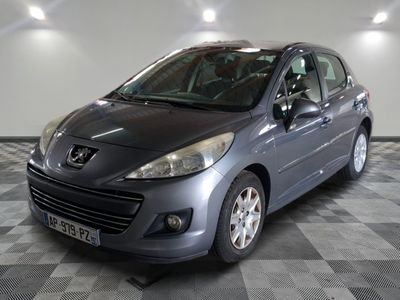 la photo d'une voiture grise garée dans un garage