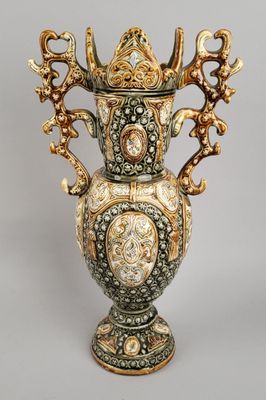 un vase en or et en argent orné d'une couronne