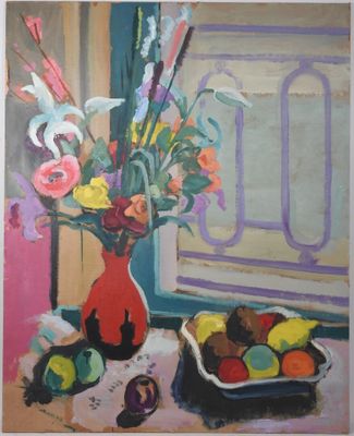 une peinture représentant un vase de fleurs et de fruits sur une table