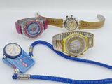 trois montres et une montre-bracelet sont accrochées à un cordon bleu