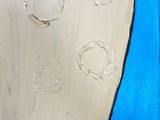 un tableau représentant un vase bleu et blanc orné de cercles