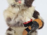 un ours en peluche qui tient une chaussure entre ses pattes