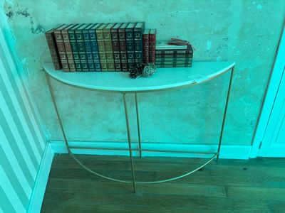 une petite table sur laquelle sont posés plusieurs livres