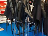 un sol bleu sur lequel sont posés plusieurs parapluies