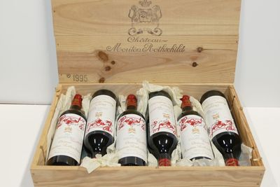 six bouteilles de vin dans un coffret en bois