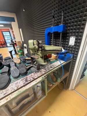 une table sur laquelle sont posés plusieurs outils, dans une pièce
