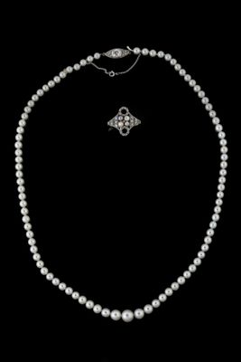 un ensemble composé d'un collier et de boucles d'oreilles en perles blanches