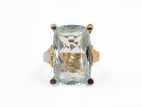 une image d'une bague sertie d'une topaze bleue