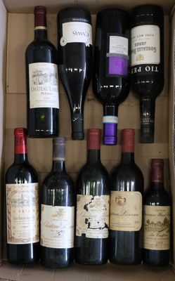 plusieurs bouteilles de vin dans une caisse sur la table