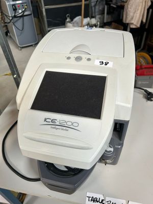 l'image d'une machine posée sur une table