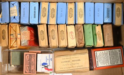 une boîte remplie de différents types de savons et de pains de savon