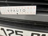 a sticker on the front of a car that says vauto