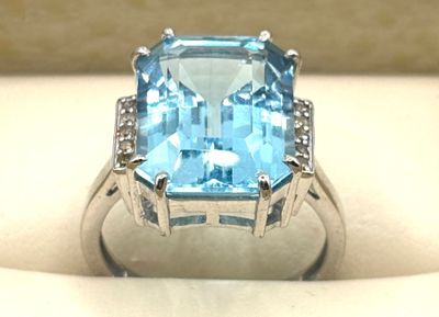 une image d'une bague avec une pierre en topaze bleue
