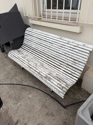 un banc placé devant une fenêtre