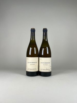 deux bouteilles de vin posées l'une à côté de l'autre sur une table