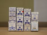une pile de cartons empilés sur une table