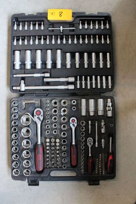 une trousse à outils posée sur une table