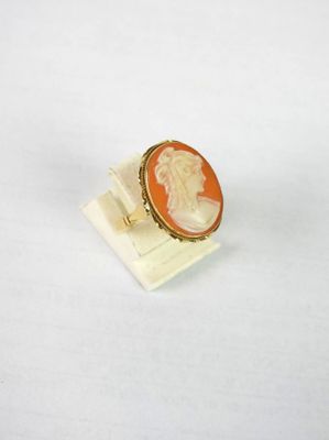 un gros plan d'une bague sur laquelle figure le portrait d'une femme