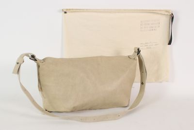 une image représentant un sac muni d'une bandoulière, avec un autre sac en arrière-plan