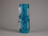 une bouteille en plastique bleue munie d'une poignée, posée sur une surface blanche