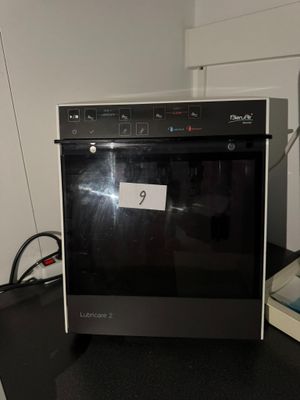 une photo d'un four noir et blanc dans une cuisine