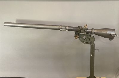 un pistolet posé sur un socle, sur une table