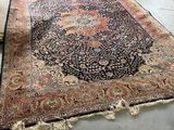 un grand tapis posé sur le sol d'une pièce