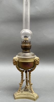 une lampe à huile à l'ancienne, surmontée d'un globe en verre