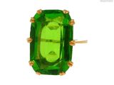 une image d'un gros plan d'une bague avec une pierre verte