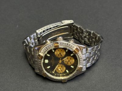 une montre posée sur une table