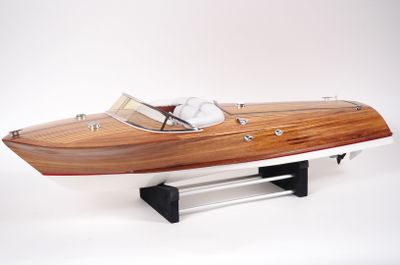 une maquette en bois d'un hors-bord sur un socle