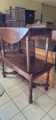 un banc en bois posé sur un sol carrelé